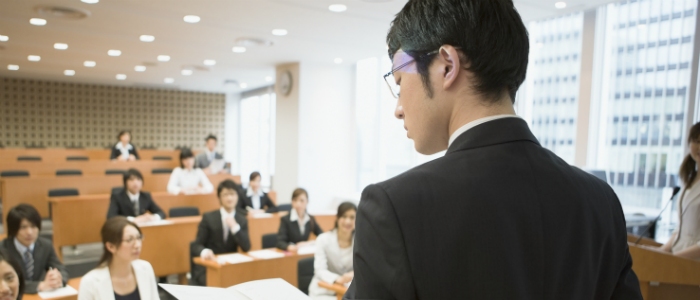 講義する男性